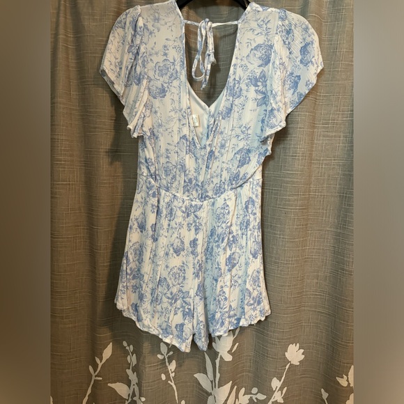 White and blue patterned romper - Picture 3 of 3